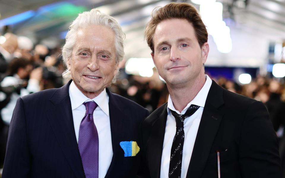 <p>Auch Michael Douglas (links) hatte sicher einst unruhige Nächte: 1999 und 2007 saß sein Sohn Cameron Douglas bereits wegen Drogendelikten hinter Gittern, eine weitere Haftstrafe von fünf Jahren, die 2010 verhängt wurde, wurde verdoppelt, weil er selbst im Gefängnis noch mit Drogen hantierte. Im Juli 2016 wurde er frühzeitig aus der Haft entlassen. (Bild: Getty Images)</p> 