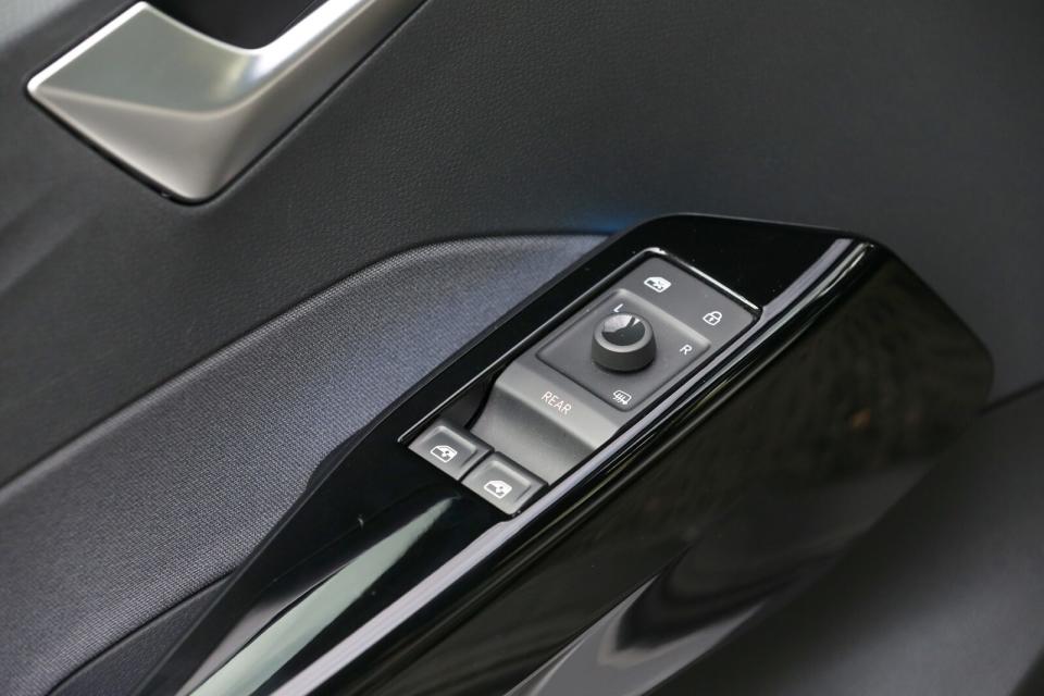 駕駛側車門僅有雙電動窗開關堪稱ID車系一大特色，要控制後門車窗需先觸控前方Rear按鍵。