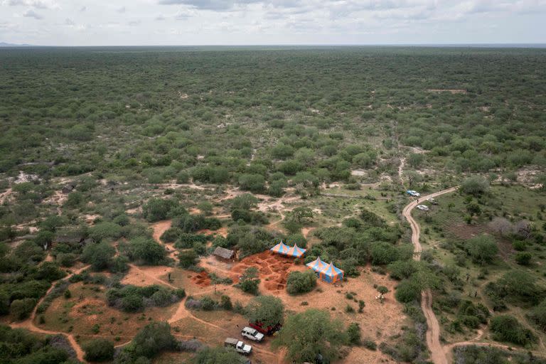 Cientos de cadáveres han sido desenterrados de docenas de fosas comunes desperdigadas en la propiedad de 320 hectáreas. (Yasuyoshi CHIBA / AFP)