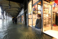 Dopo un solo giorno di tregua, Venezia è di nuovo in ginocchio. La marea è cresciuta velocemente, più del previsto. I forti venti hanno peggiorato una situazione già drammatica. Allagato il 70% del centro storico. I mezzi di trasporto pubblici sono stati sospesi e le scuole chiuse per il terzo giorno. (REUTERS/Flavio Lo Scalzo)