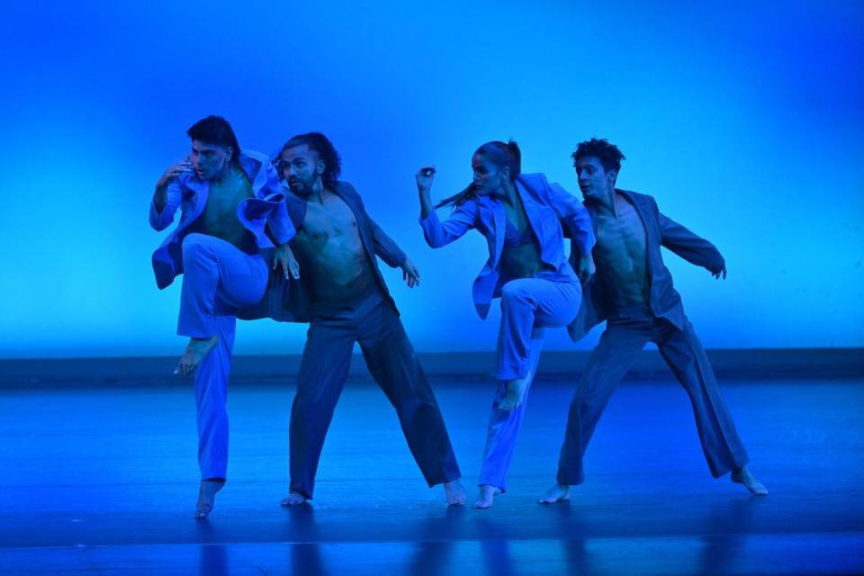 De izquierda a derecha: Juan Felipe Núñez, Oscar Iván Cruz, Martha Cecilia Peña y Christian Fabián González, bailarines de la Compañía Colombiana de Danza Contemporánea (Colombia), en “O’Clock”, coreografía de Juan Felipe Núñez.