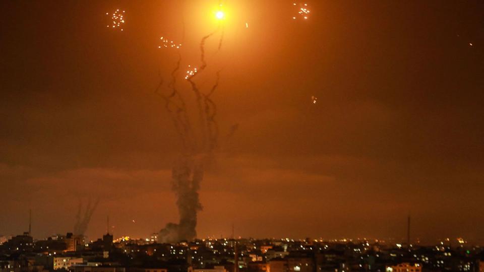 Israels Luftabwehrsystem fängt Raketen ab, die von der islamistischen Hamas aus dem Gazastreifen in Richtung Israel abgefeuert werden (Bild: dpa)