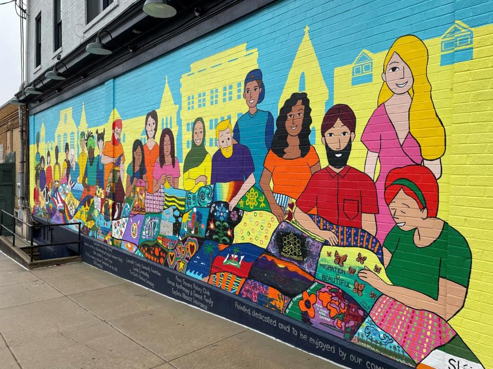 El mural de bienvenida de Lancaster, diseñado por la artista Claudia Rojas y ubicado en la pared este de Ganse Apothecary, 355 W. King St., Lancaster