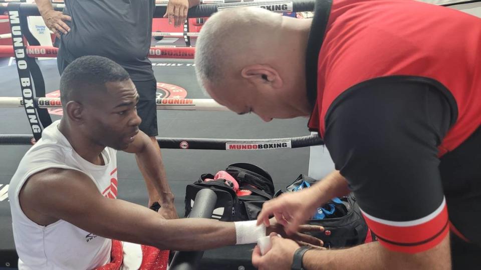 Pedro Díaz en el gimnasio con Guillermo Rigondeaux.