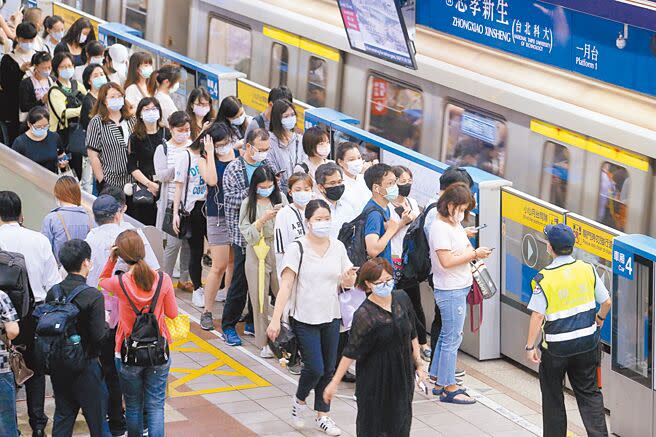 旅客只要進入雙鐵及捷運站區，就算室內場所，即便是戶外月台也不能拿下口罩。圖為台北捷運。（本報資料照片）