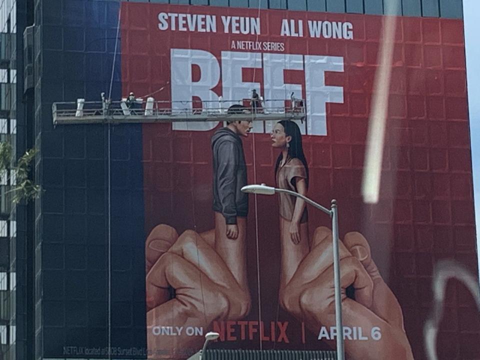 Netflix最近上映的新劇集「怒嗆人生」（BEEF），主角和主創團隊都是亞裔，很多人以為是一部搞笑爽劇，結果卻讓亞裔扎心，片子充滿了黑暗空虛和童年陰影。（記者張宏／攝影）