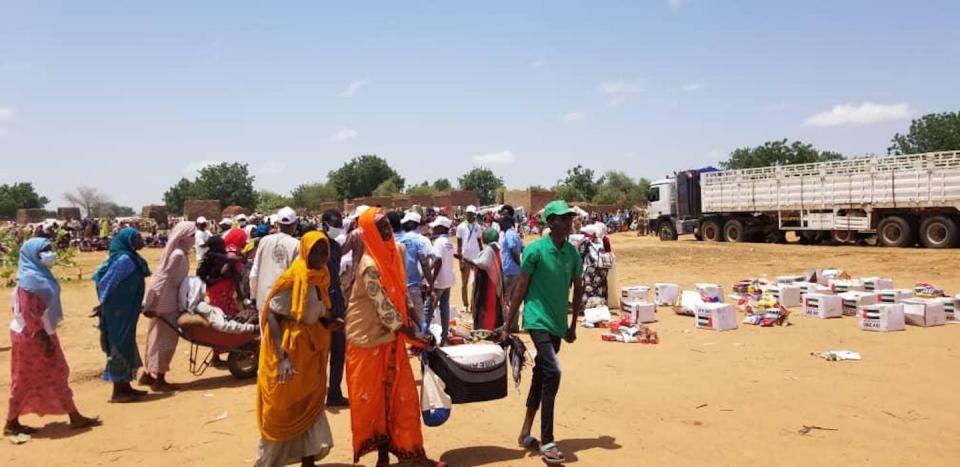 Distribution de produits alimentaires au quartier Massalit d’Adré par la Commission Nationale d’Accueil et de Réintégration des Réfugiés et Rapatriés) (CNARR) et l’ONG Planète Urgence, le 22 juin 2023. Abdel Hakim Tahir, Fourni par l'auteur