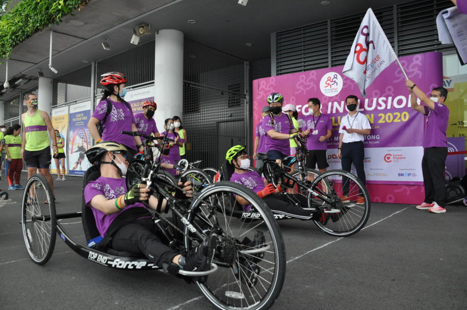 Edwin Tong (right), Minister for Culture, Community and Youth, flagging off Run For Inclusion 2020's participants. (PHOTO: Runninghour)