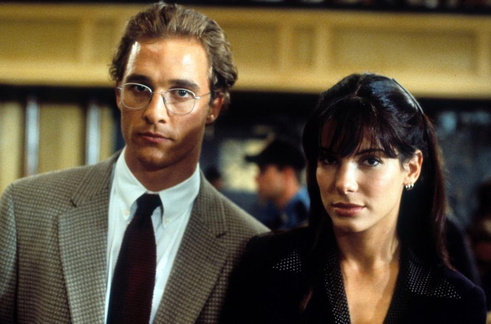 Sandra Bullock continue d’étendre sa palette de jeu en 1996 avec le film de procès <em>Le droit de tuer ?</em> de Joel Schumacher. La comédienne donne notamment la réplique à Matthew McConaughey, Samuel L. Jackson, Kevin Spacey, Ashley Judd, Donald Sutherland et Kiefer Sutherland. Rien que ça.