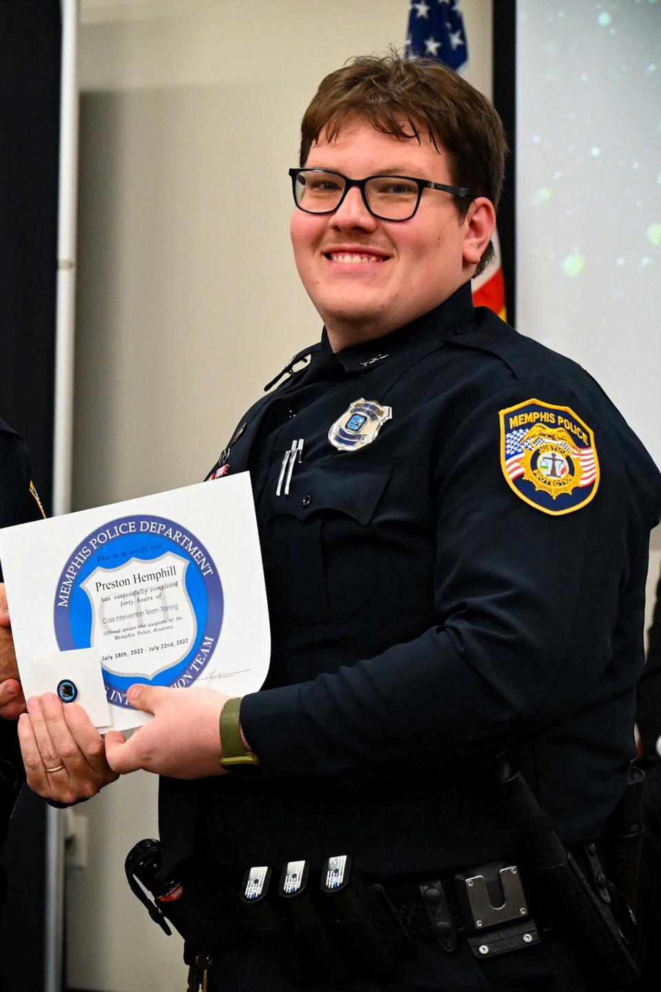 Archivo — Preston Hemphill, agente del Departamento de Policía de Memphis, posa en la ceremonia de graduación de la 97ª generación de intervención en crisis en Memphis, Tennessee (vía REUTERS)