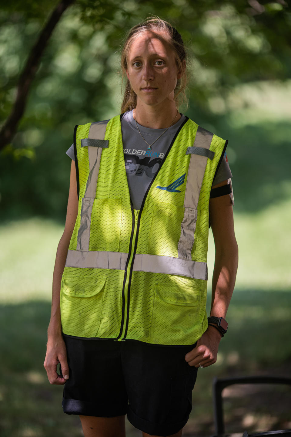 Annie Frodeman, que combina turnos laborales registrando a pacientes que llegan a una sala de emergencia en un hospital y como agente de rampa en el aeropuerto, con su chaleco de seguridad del aeropuerto cerca de su casa en las afueras de Burlington, Vermont, el 21 de julio de 2020. (John Tully/The New York Times)