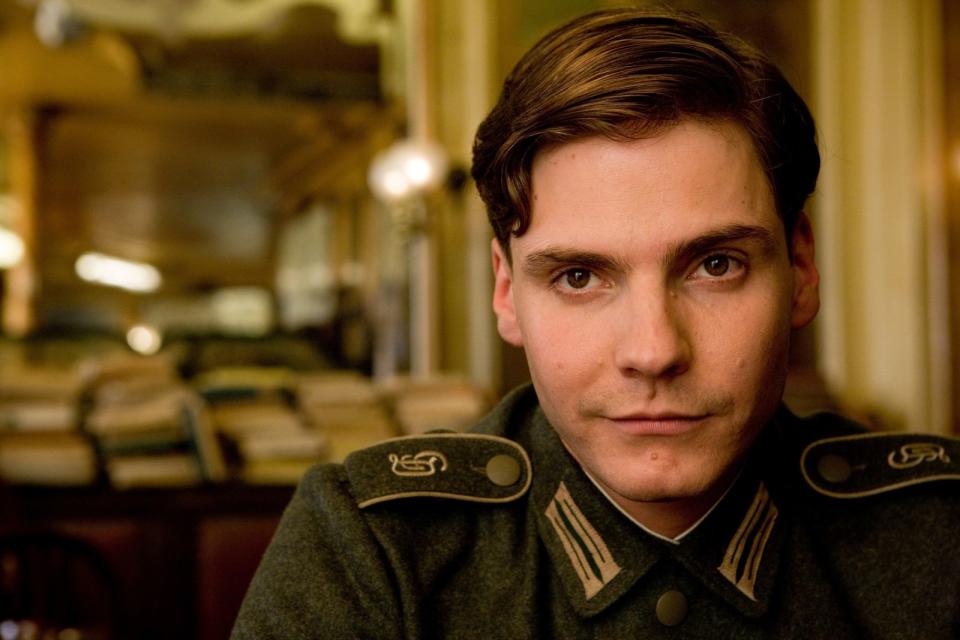 Bereits mit "Good Bye, Lenin!" sorgte Daniel Brühl 2003 international für etwas Aufsehen, so richtig ging seine Hollywood-Karriere allerdings mit "Inglourious Basterds" (Bild) los. Es folgten Hauptrollen in Großproduktionen wie "Rush" und "The First Avenger: Civil War". Im Januar ist er in "The King's Man" zu sehen. (Bild: Universal)