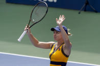 La rumana Simona Halep festeja su victoria sobre la kazaja Elena Rybakina, durante la tercera ronda del US Open, el viernes 3 de septiembre de 2021 (AP Foto/Elise Amendola)