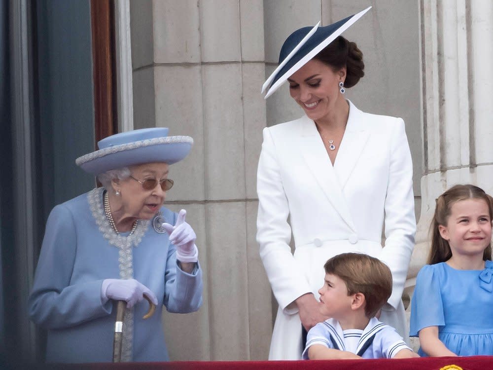 Anlässlich ihres 70. Thronjubiläums feierte Queen Elizabeth II. unter anderem mit der damaligen Herzogin Kate und ihrem jüngsten Sohn, Prinz Louis, auf dem Balkon des Buckingham Palastes. (Bild: imago/PA Images)