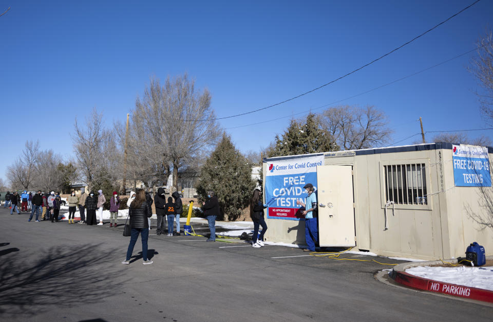 NM: People Line Up For Free COVID-19 Testing Amid Omicron Variant Surge (Sam Wasson / Sipa USA via AP)