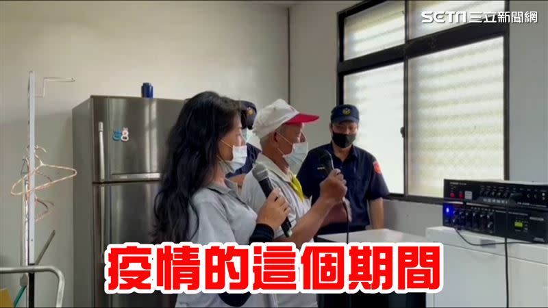 張進乙在廣播時加碼台詞「不要把你口袋裡的錢，隨便亂丟在這個疫情期間」。（圖／駐地記者攝影）