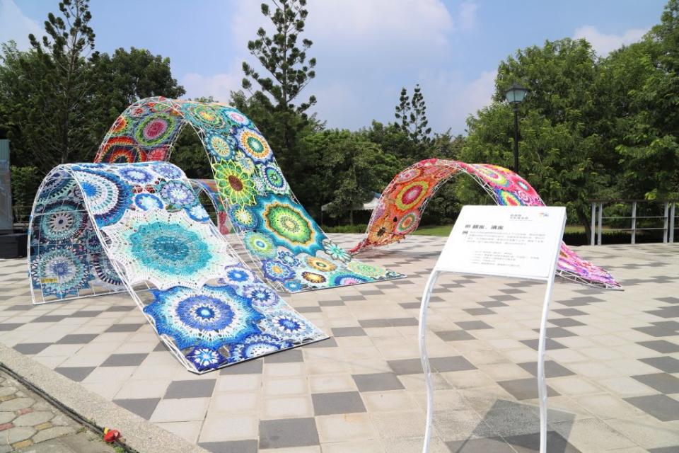 竹崎親水公園巨型創作「親水．清水」是五片獨立波浪造型組合創作理念取自河流。（記者張翔攝）