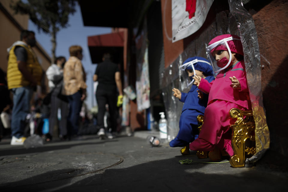 El personal de salud, los héroes en la bendición del niño Dios