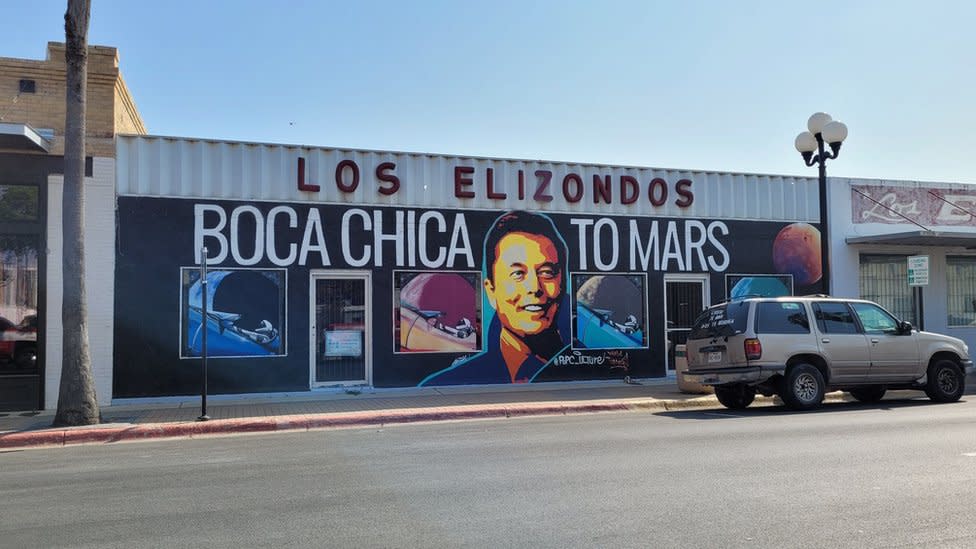 Mural de Boca Chica hacia Marte con el rostro de Elon Musk en el centro de Brownsville, Texas.