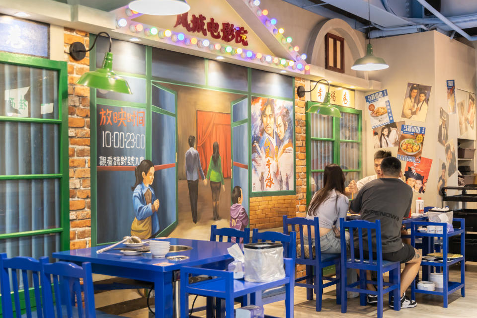 「馬路邊邊串串香」品牌總部設於四川成都，全球共有超過1,300家加盟店，以懷舊、復古為主題，打造具有時代情懷的串串香品牌。