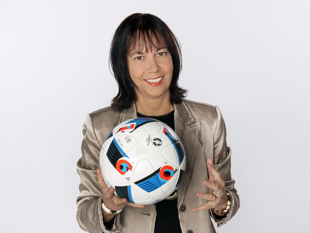 Seit 1989 unentwegt am Ball: Sportreporterin Sabine Töpperwien (Bild: WDR/Herby Sachs)