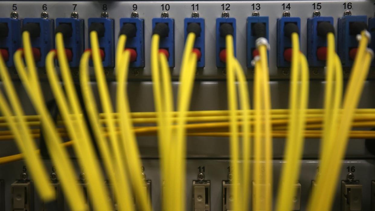 Netzwerkkabel verbinden Server. Viele dieser Geräte sind angriffsfälliger als ihre Besitzer wissen.