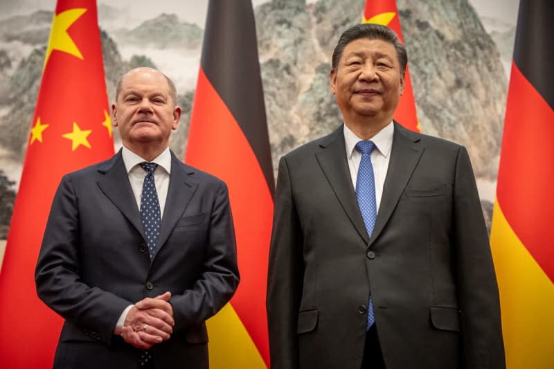 Chinese President Xi Jinping (R) welcomes German Chancellor Olaf Scholz at the State Guest House. Michael Kappeler/dpa