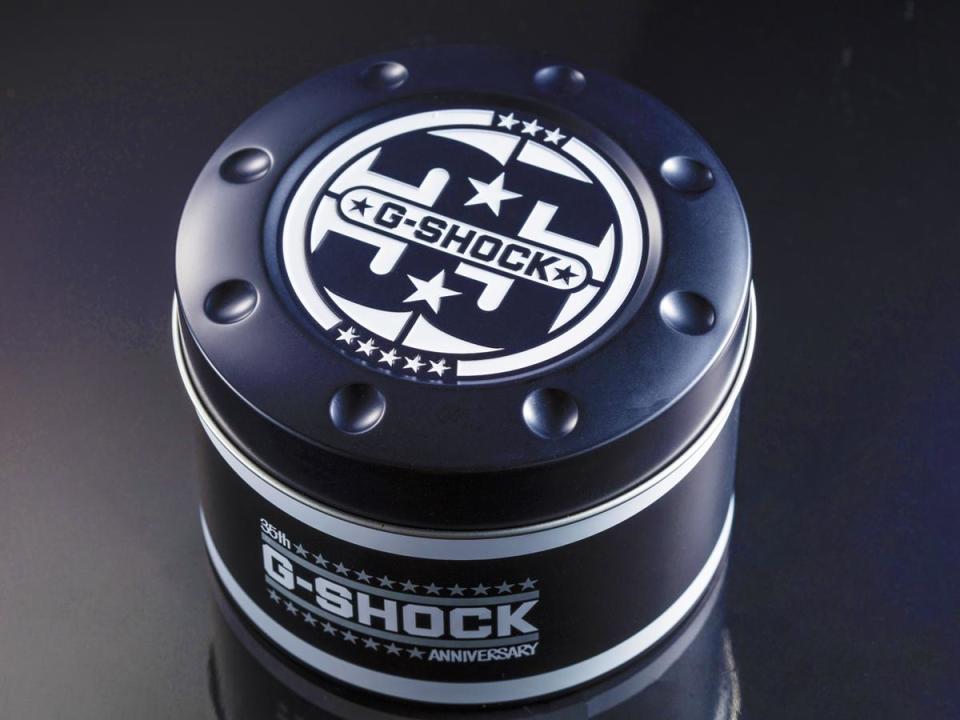 G-SHOCK 35周年紀念錶款特殊外包裝，盒蓋上的G-SHOCK 35周年紀念LOGO由紐約當代塗鴉藝術家Eric Haze所設計。