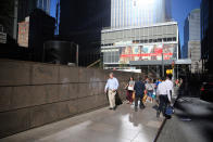 <p>La gente camina de regreso a la oficina durante la hora del almuerzo en la calle Cortlandt frente al World Trade Center el 23 de agosto de 2016.(Gordon Donovan/Yahoo News)</p>