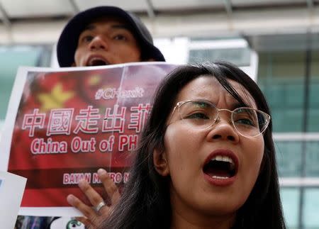 Demonstrators chant slogans during a protest over the South China Sea disputes outside the Chinese Consulate by members of "Bayan" (Nationalist) activist group in Makati City, Metro Manila, Philippines July 11, 2016. REUTERS/Erik De Castro