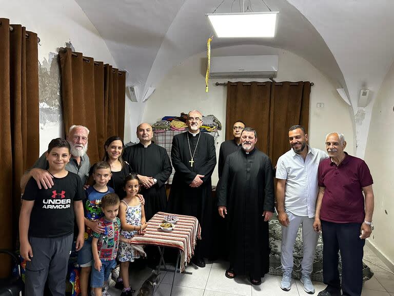 Romanelli junto a gente de la comunidad cristiana en su iglesia 