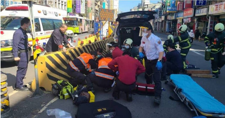 台北市萬華區上午11點左右，林男疑似因身體不適而衝撞公車及機車騎士，造成機車騎士送醫不治，詳細肇事原因有待釐清。（圖／翻攝畫面）