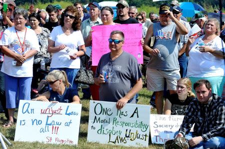 Supporters rally at the Carter County Detention Center for Rowan County clerk Kim Davis, who remains in jail for contempt of court in Grayson, Kentucky September 5, 2015. REUTERS/Chris Tilley