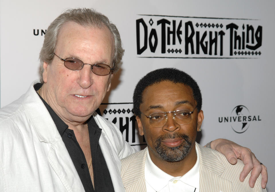 En esta foto del 29 de junio de 2009, el director Spike Lee, a la derecha, y el actor Danny Aiello asisten a una función especial por el 20 anivesario de "Do the Right Thing" en Nueva York. Aiello murió el jueves 12 de diciembre del 2019. Tenía 86 años. (AP foto/Peter Kramer, Achivo)