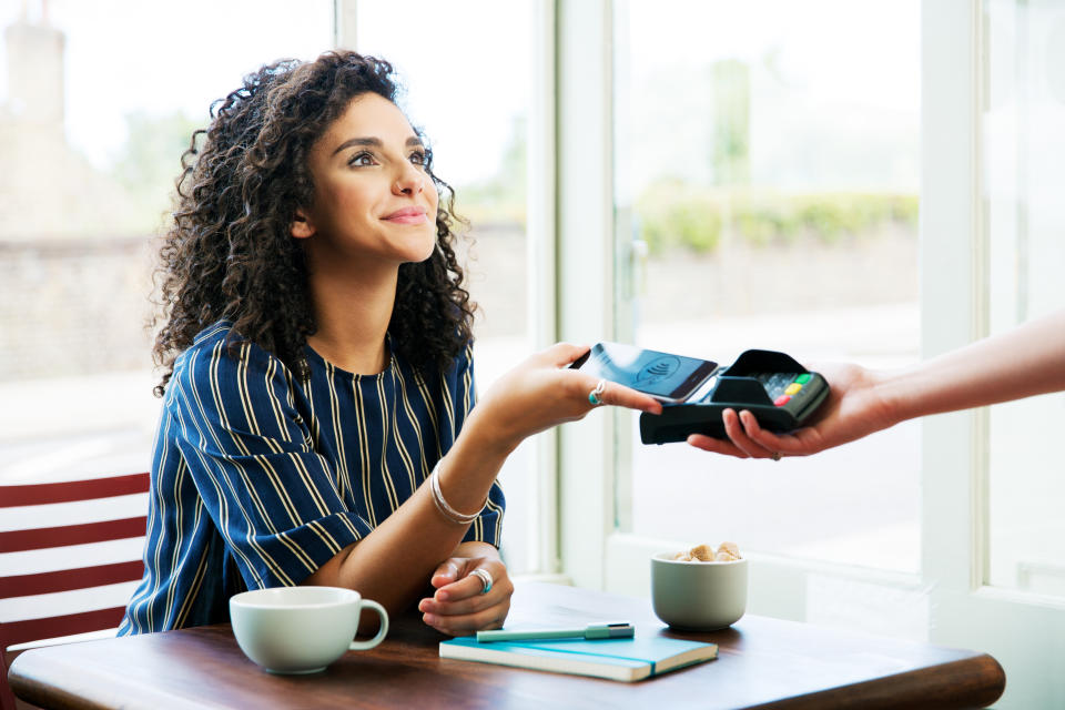 Muchos clientes y establecimientos prefieren el pago con tarjeta o aplicaciones móviles. Foto: Getty Images