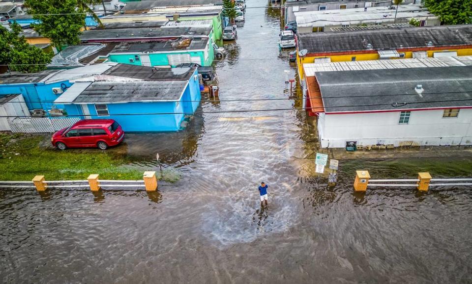Vista aérea de las inundaciones que afectan W 29 Street y 14 Avenue en Hialeah mientras aguaceros torrenciales inundan el sur de la Florida debido a una perturbación en la costa de la Florida el jueves 16 de noviembre de 2023.