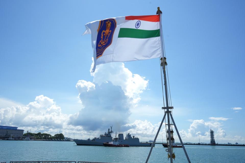 印度海軍艦艇已經抵達新加坡，將與「友好」國家在南海聯合軍事演習。   圖：翻攝自印度海軍發言人推特