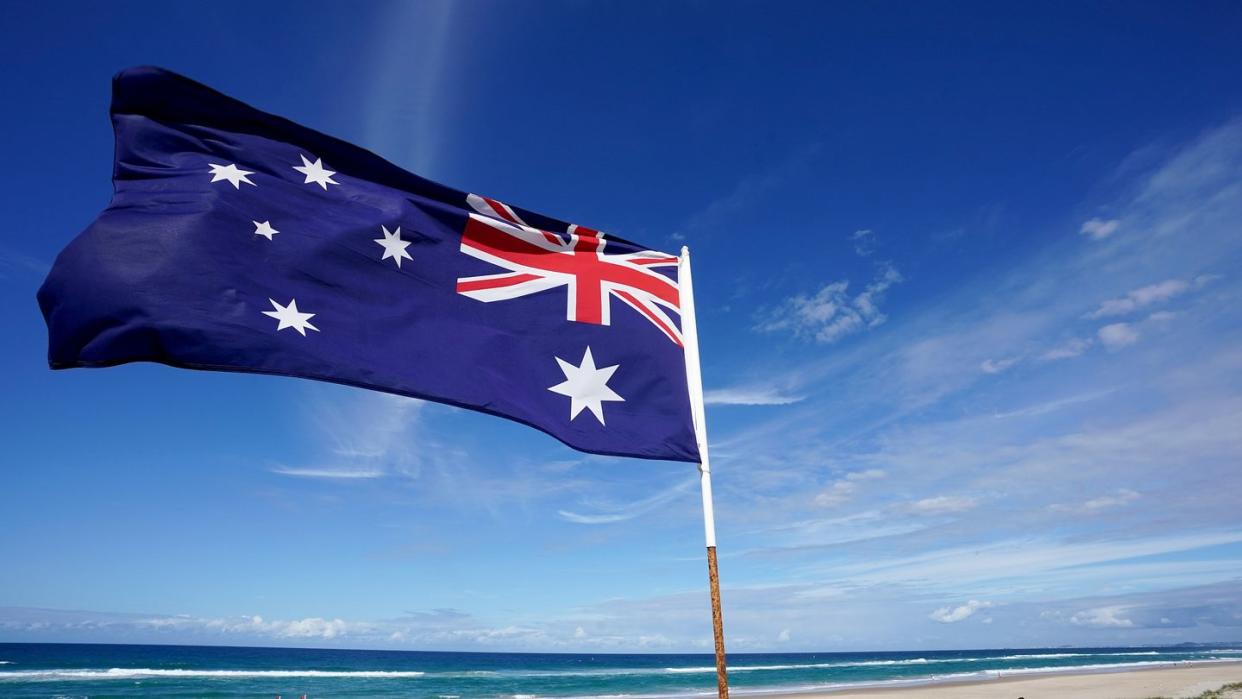 Eine australische Flagge weht am Main Beach in Gold Coast.