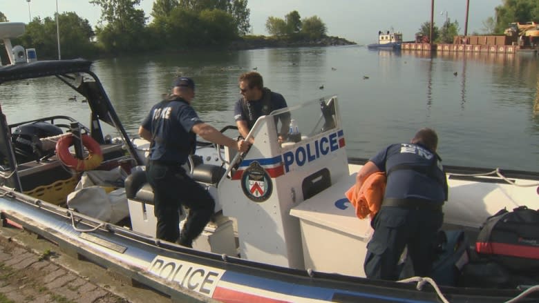 Toronto man rescued after spending night stuck under rocks on Scarborough Bluffs