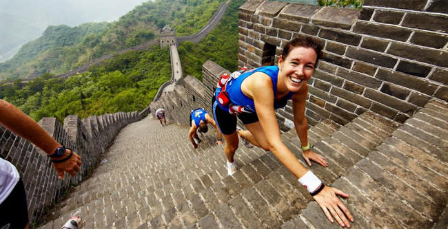 Los que han corrido en la muralla dicen que pese a la dureza de la prueba tiene un aire muy festivo. (Foto: <a href="http://great-wall-marathon.com/" rel="nofollow noopener" target="_blank" data-ylk="slk:Great Wall Marathon;elm:context_link;itc:0;sec:content-canvas" class="link ">Great Wall Marathon</a>)