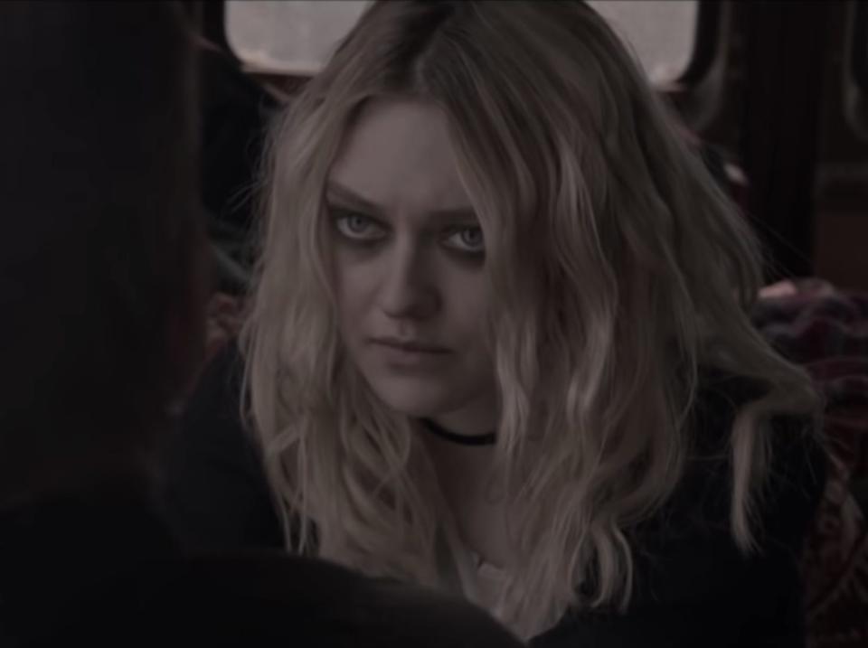 dakota fanning in heavy eyeliner as viena in viena and the fantomes