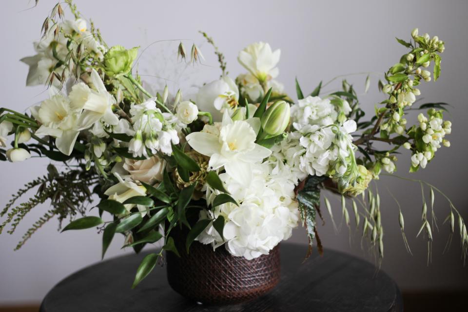 15 Elegant White Flower Arrangements That Will Never Go Out of Season