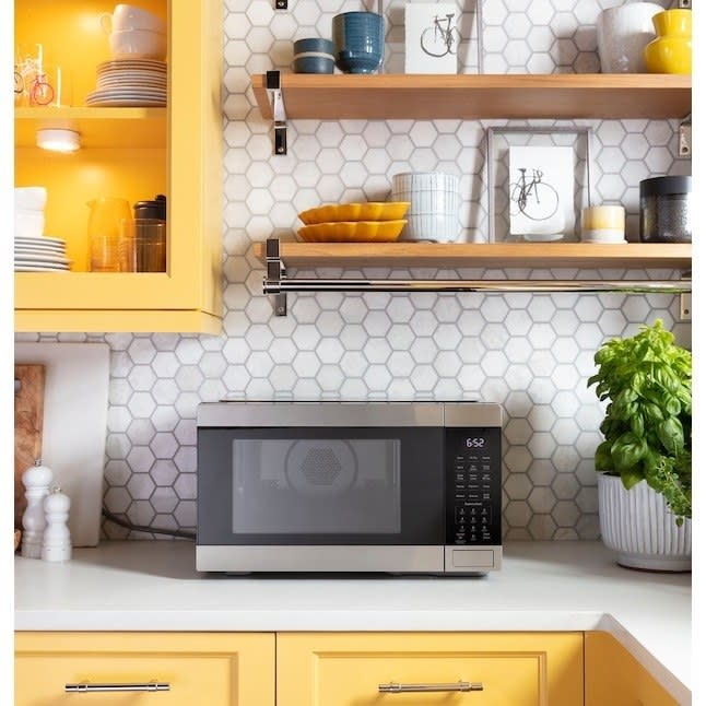 the microwave on a kitchen counter