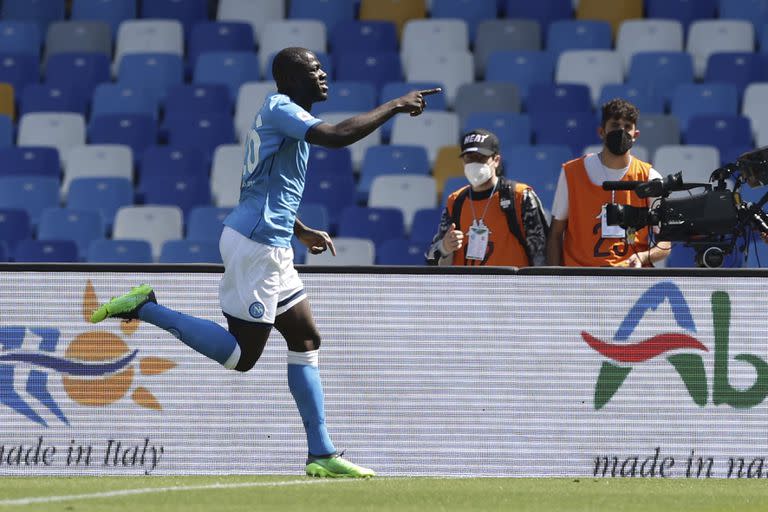 El senegalés Kalidou Koulibaly festeja uno de sus últimos goles con la camiseta de Napoli; en el último mercado pasó a Chelsea, de Inglaterra