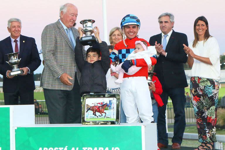 Francisco Gonçalves, junto a sus hijos, en la entrega de premios de la Copa de Oro que ganó con Treasure Island; ahora serán rivales.