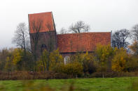 El principal atractivo turístico del pequeño pueblo de Suurhusen es su capilla de la Iglesia Reformista Alemana. Construida de ladrillos, data del siglo XVIII y tiene un campanario aún más antiguo, de 1450, que debido a su tamaño y su peso ha ido inclinando poco a poco el edificio con el paso del tiempo. (Foto: Getty Images).