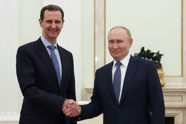 Los presidentes Bashar al Asad (izq) y Vladimir Putin se dan la mano al inicio de su reunión en el Kremlin, el 24 de julio de 2024 en Moscú (Valery Sharifulin)