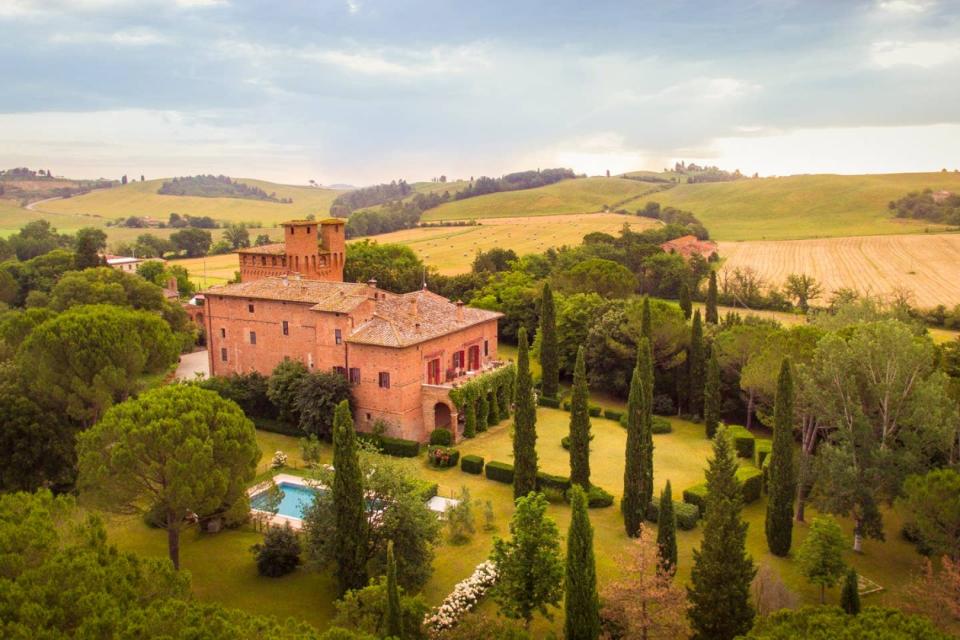 Este es el Castello di San Fabiano, ubicado en la localidad de Monteroni d'Arbia, en una zona de la Toscana italiana conocida como Crete Senesi. ¿Alguna vez has soñado con alojarte en un lugar así? Pues ahora es posible. (Foto: <a href="http://www.airbnb.es/rooms/5167037?source_impression_id=p3_1562922986_ZZdPIX49IEBexMWs" rel="nofollow noopener" target="_blank" data-ylk="slk:Airbnb;elm:context_link;itc:0;sec:content-canvas" class="link ">Airbnb</a>).