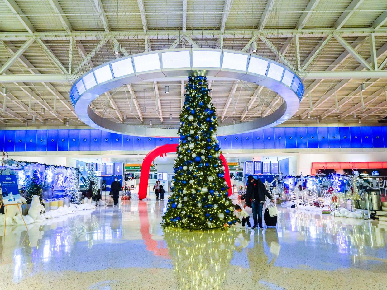 holiday travel coronavirus airport