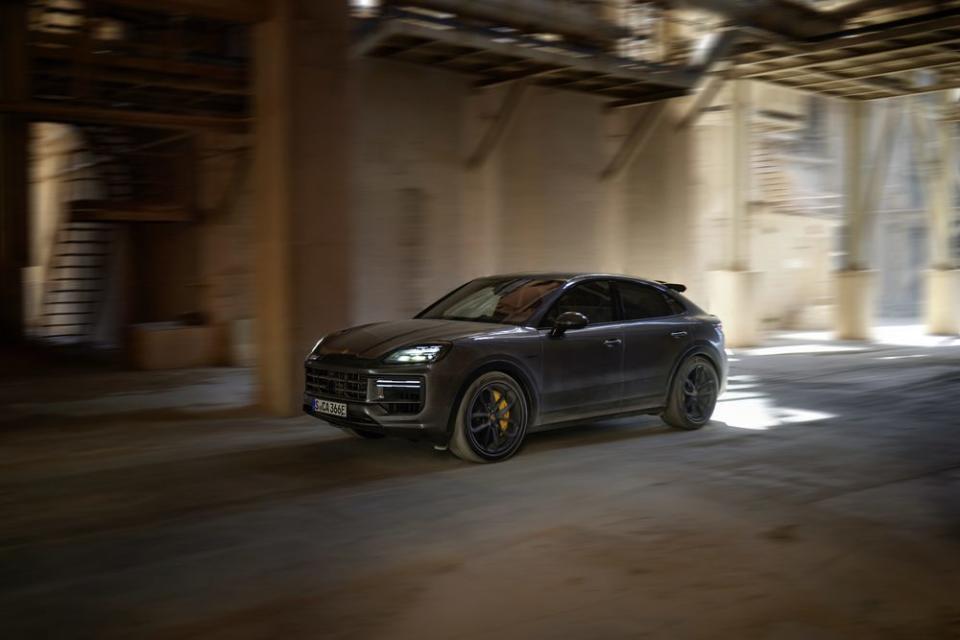 Cayenne Turbo E-Hybrid Coupé with GT Package 0至 100 km/h加速只需3.6秒，最高時速則可達 305 km/h。